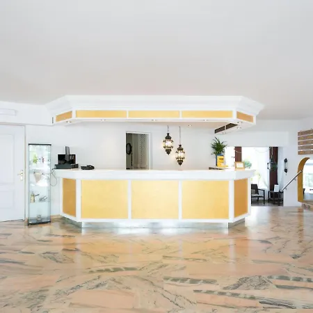 102 Bright Accomodation With Pool View